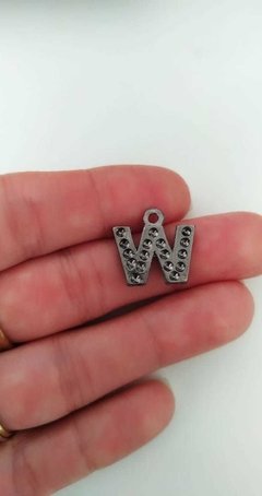 PINGENTE EM GRAFITE LETRA " W "