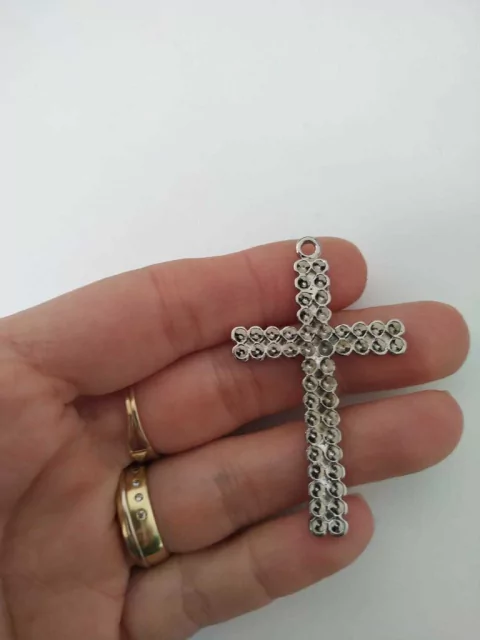 Crucifixo com duas fileiras de strass em níquel