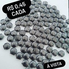 Passante de concha no banho de grafite