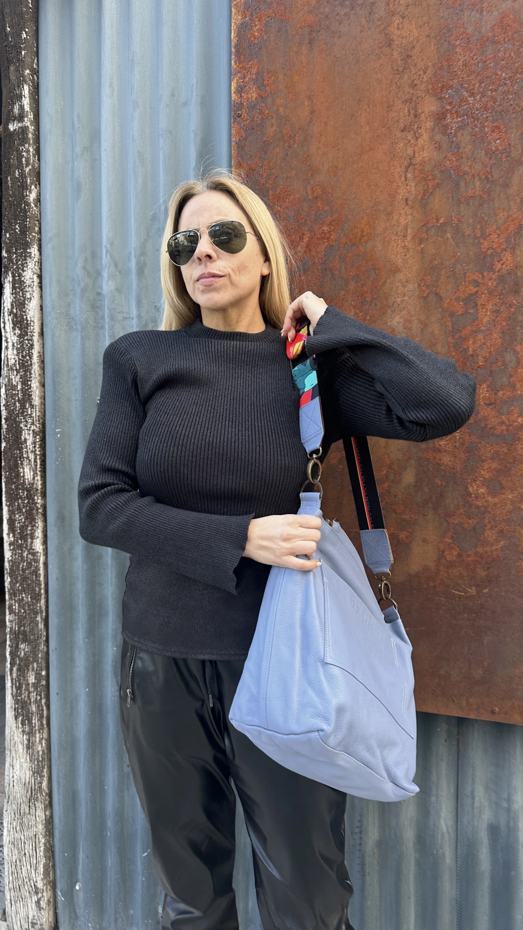 BOLSO DE CUERO REVERSIBLE - CARRIE - CELESTE CON DRAGON