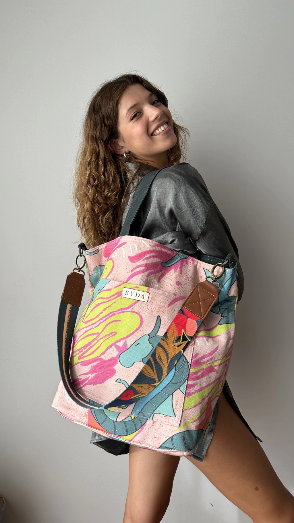 BOLSO REVERSIBLE CARRIE - DRAGON ROSA CON NEGRO GRAFITO