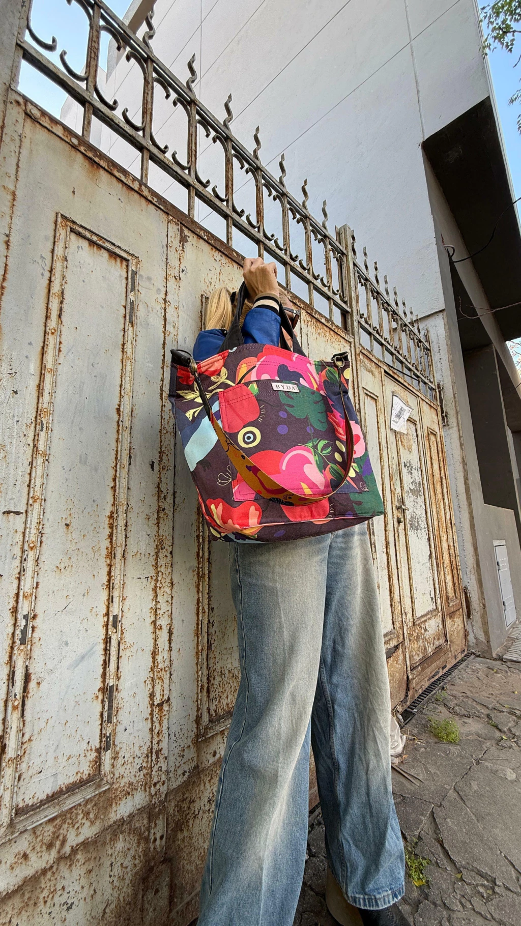 BOLSO REVERSIBLE CARRIE - AMULETOS VIOLETA CON NEGRO GRAFITO