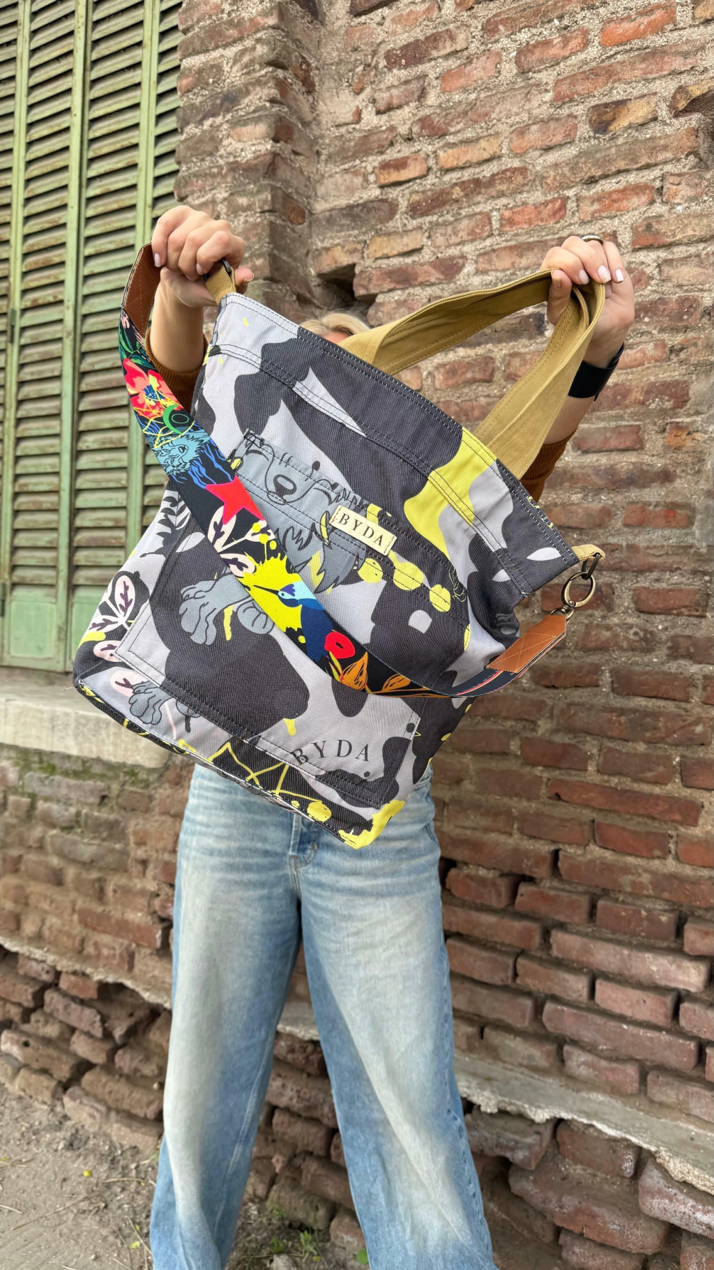BOLSO REVERSIBLE CARRIE - LOBA NEGRO CON AVELLANA