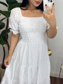 Vestido Mídi em Layse Branco na internet