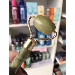 ROLO MASSAGEADOR FACIAL PEDRA JADE - Gii Matos Makeup