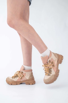 Borcegos War Nude en internet