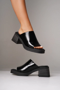 Zuecos Corina Charol Negro