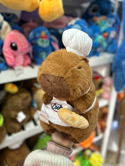 Peluche CAPYBARA Carpincho c/Disfraz Chef Mediano