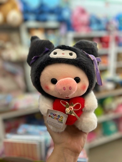 Peluche CHANCHO c/Disfraz KUROMI c/Corazon Premium Pequeño