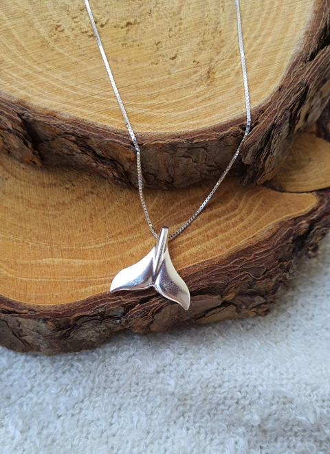 Cordão com pingente Rabo de Baleia