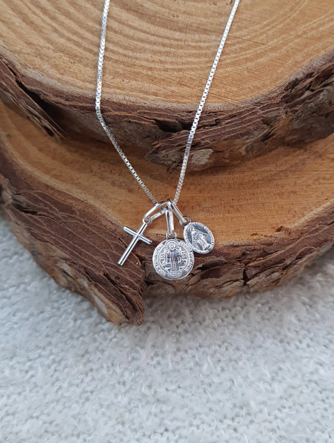 Colar Patua com São Bento 9mm, Mini Cruz e Nossa Senhora das Graças