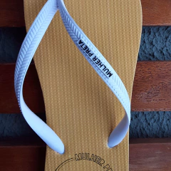 Chinelo fem amarelo Mulher Preta na internet