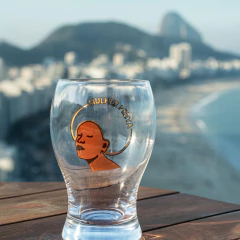 Taça Boston transparente com ilustração de mulher preta com cabelo curto e texto "Mulher Preta" em destaque