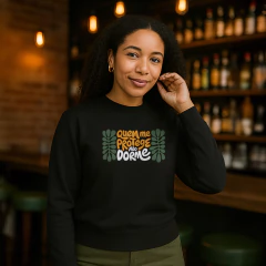 MOLETOM "QUEM ME PROTEGE NÃO DORME" PRETO UNISSEX 