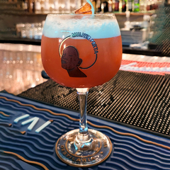 Taça de Gin Mulher Preta na internet