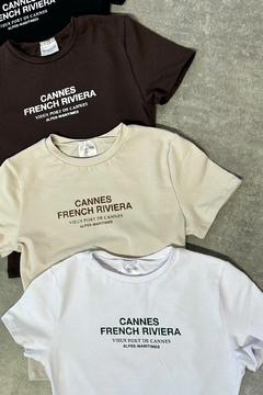 Remera manga corta con estampa texto CANNES FRENCH RIVIERA en delantera (CANFRENCH) en internet