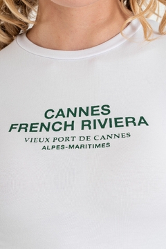 Remera manga corta con estampa texto CANNES FRENCH RIVIERA en delantera (CANFRENCH) - isostasia