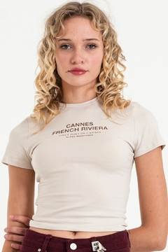 Remera manga corta con estampa texto CANNES FRENCH RIVIERA en delantera (CANFRENCH) - tienda online