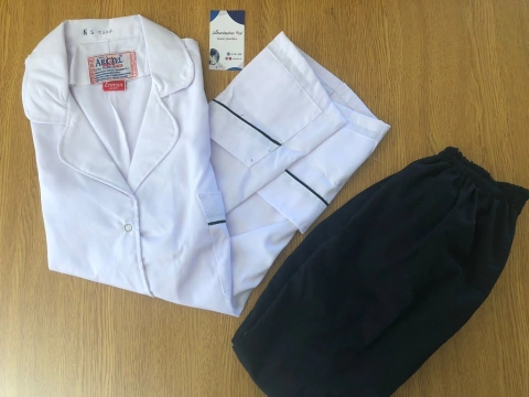 Chaqueta "Arciel" blanca con vivo negro y pantalón negro