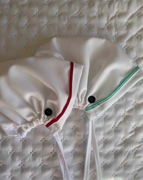 cofia blanca combinada.