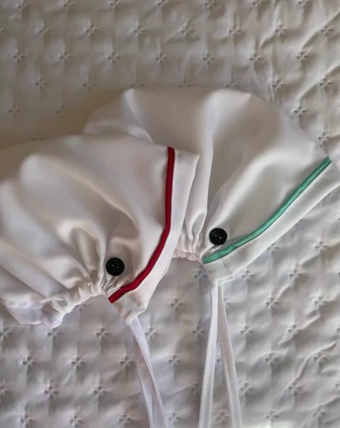 cofia blanca combinada.