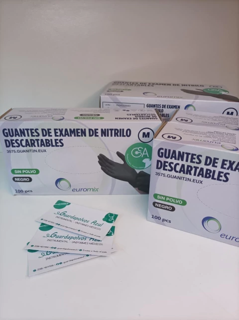 Guantes de nitrilo negro.