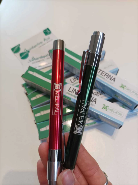 Linterna pupilera verde.