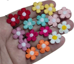APLIQUE MINI FLOR BORDADA 16 UNIDADES (8 DE CADA COR) - comprar online