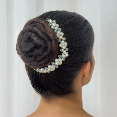 porta coque lateral decorado com pérolas e cristais para bailarinas usarem nas aulas de ballet