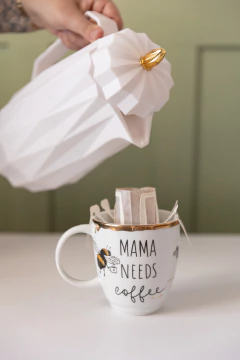 Caneca Coffee Shop - Mama Needs Coffee - Casa Verdinha