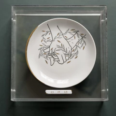 Caixa de acrílico + prato 19cm maos dadas + placa - comprar online