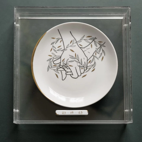 Caixa de acrílico + prato 19cm maos dadas + placa - comprar online