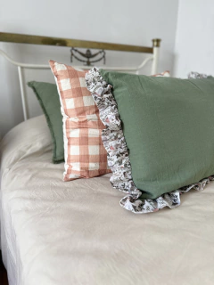 ALMOHADON BOSQUE CON VOLADO - comprar online