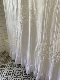 Cortina de baño con volado de gasa en internet