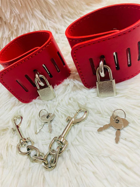 BUT ESPOSA DE ECO CUERO CON MOSQUETON Y CANDADOS ROJO 252012027 - comprar online