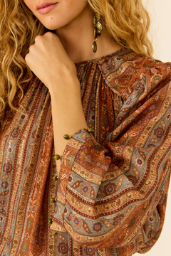 BLUSA OMBREIRA ESTAMPA TAPESTRY - MARIA FILÓ - loja online
