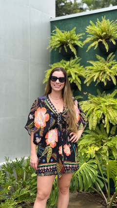macaquinho fernanda estampa coqueiro floral preto na internet