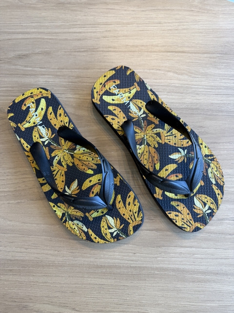 chinelo estampa banana preta - farm apé - comprar online