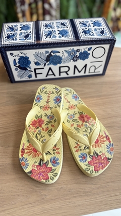 chinelo estampa delicadeza em flor - farm apé - loja online