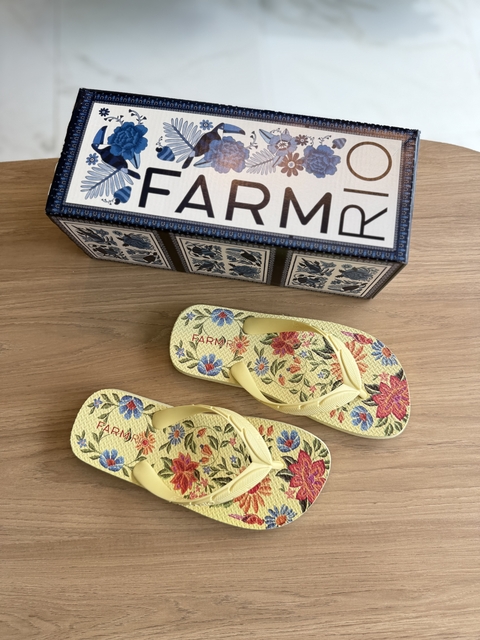 chinelo estampa delicadeza em flor - farm apé - comprar online