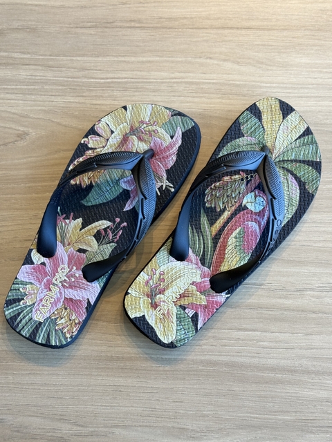 CHINELO ESTAMPA RIQUEZA TROPICAL PRETO - farm apé - comprar online