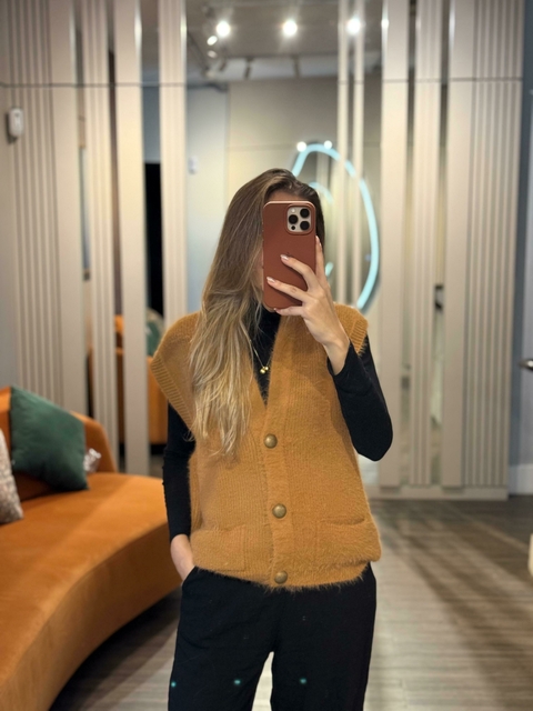 COLETE TRICOT PELINHO - CARAMELO - comprar online