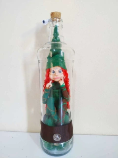 Duendinha Cabelo Cacheado Vermelho Roupa Verde e Marrom - Duende na Garrafa | Luz de Lótus Artesanato Espiritual