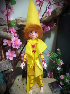 DUENDE RUIVO ROUPA AMARELA DETALHES VERMELHO