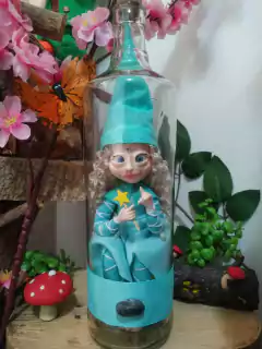 FADA VERDE AGUA CABELO LOIRO CACHEADO - Duende na Garrafa | Luz de Lótus Artesanato Espiritual