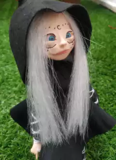 Duende mística de capuz preto na internet