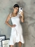Vestido de noiva minimalista midi um ombro e barra com babados - Closet Garota Up Vestidos Brancos para Casamento Civil -