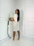 Vestido de noiva midi nula manga com capa -Daphne - Closet Garota Up | Vestidos Brancos para Noiva Civil, Batizado e Momentos Especiais