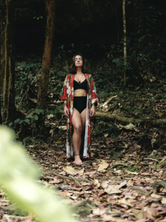 Kimono longo tsuru vermelho na internet