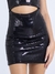 Vestido curto de paetê preto com recorte na cintura, destacando o brilho e a modelagem ajustada.
